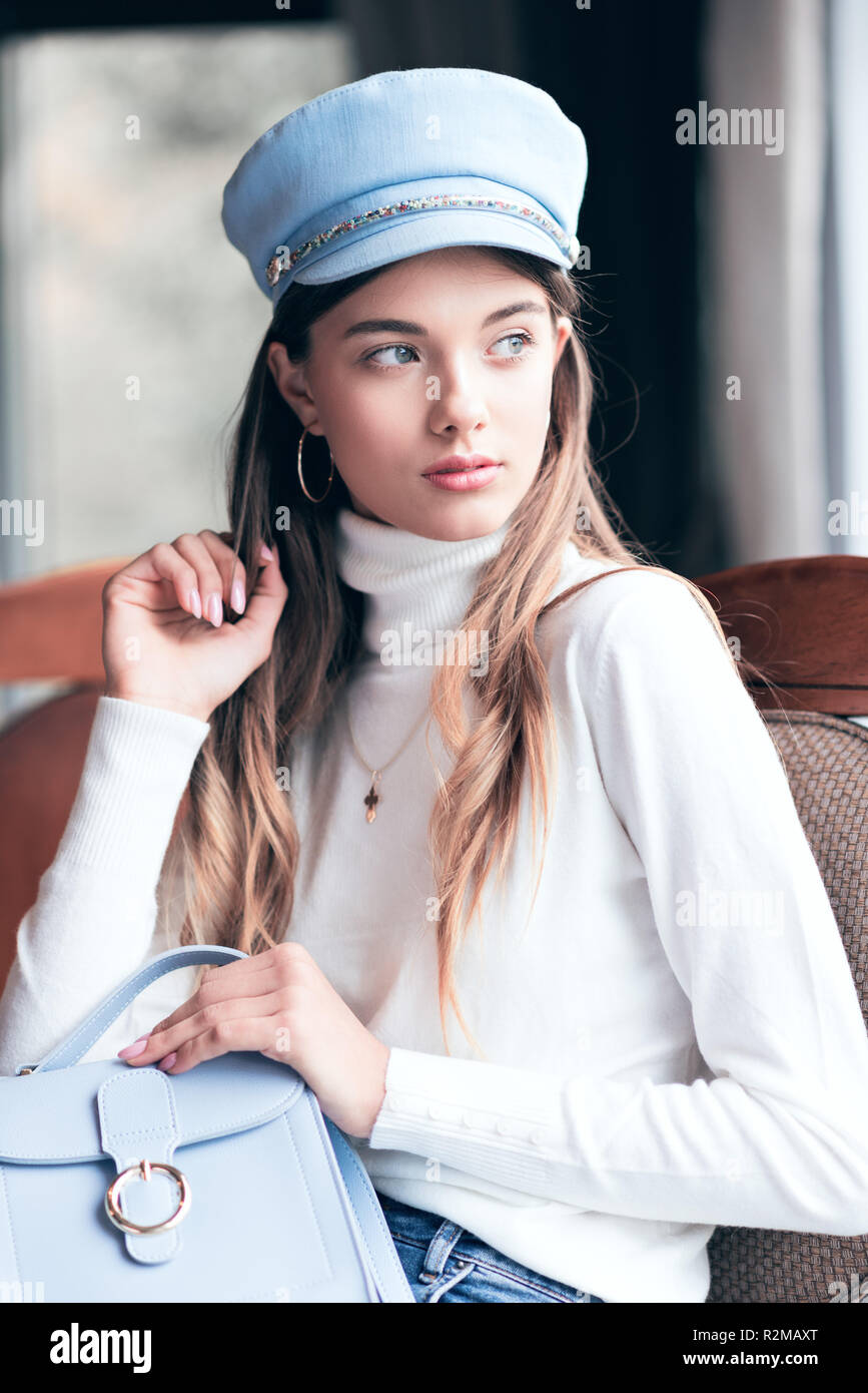 Photo d'une jeune fille belle, dans des tons lumineux. Fille assise sur une chaise. Tonifiant à la mode dans des tons de gris. La tonalité de l'image. Banque D'Images
