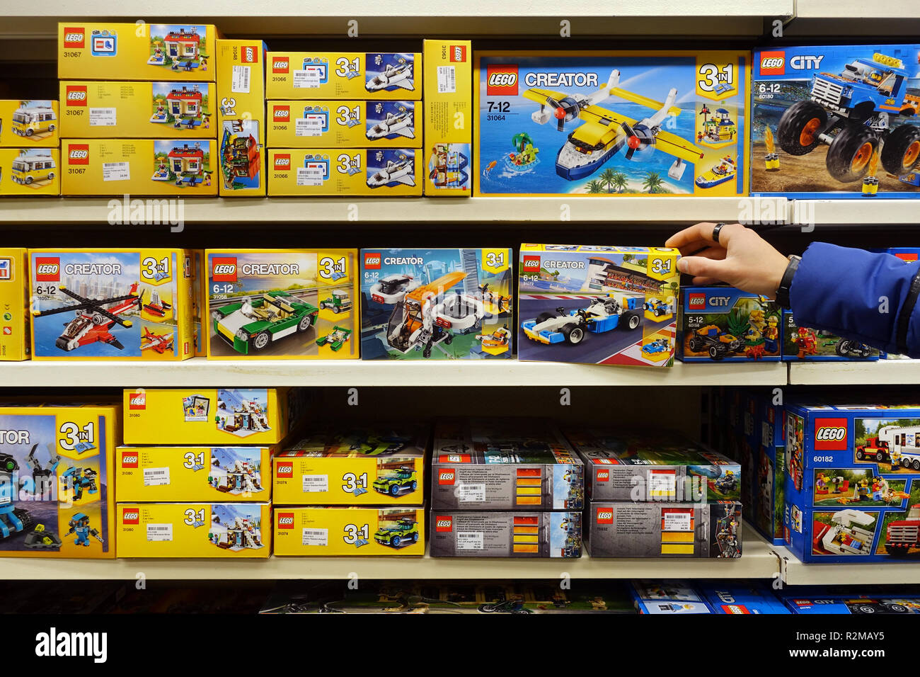 Boîtes de créateur de Lego dans un magasin de jouets Banque D'Images