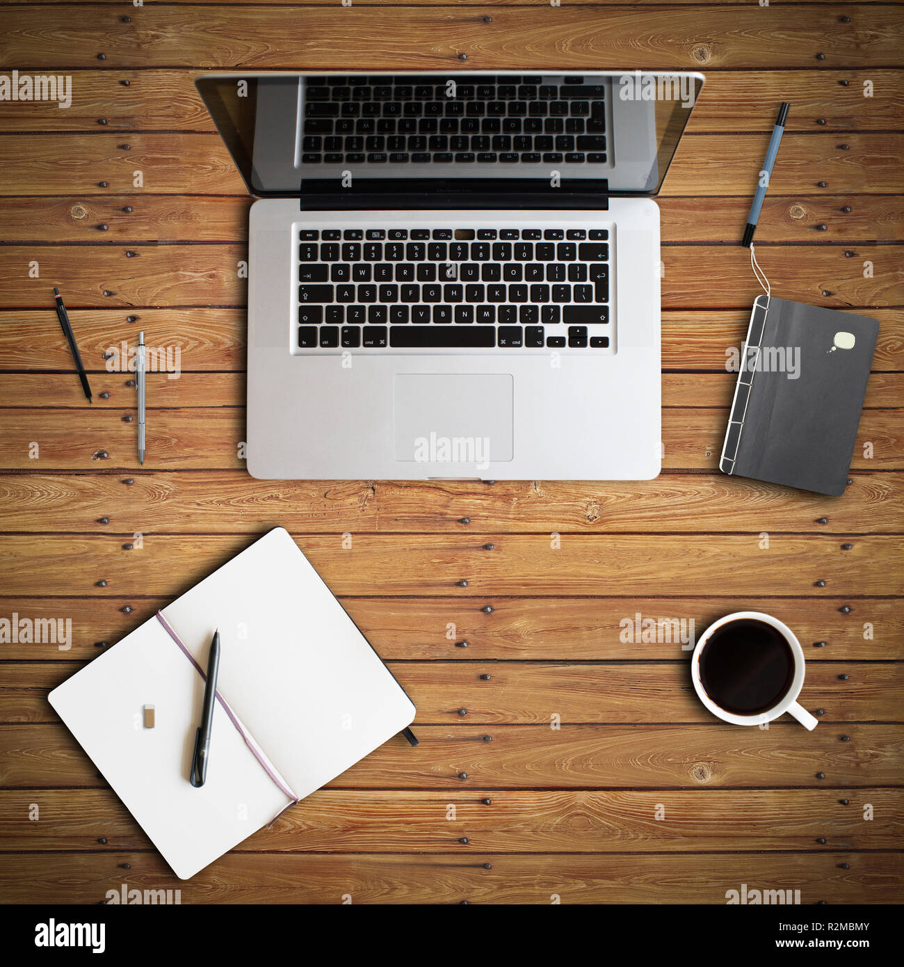 Travail numérique moderne sur fond de bois Banque D'Images