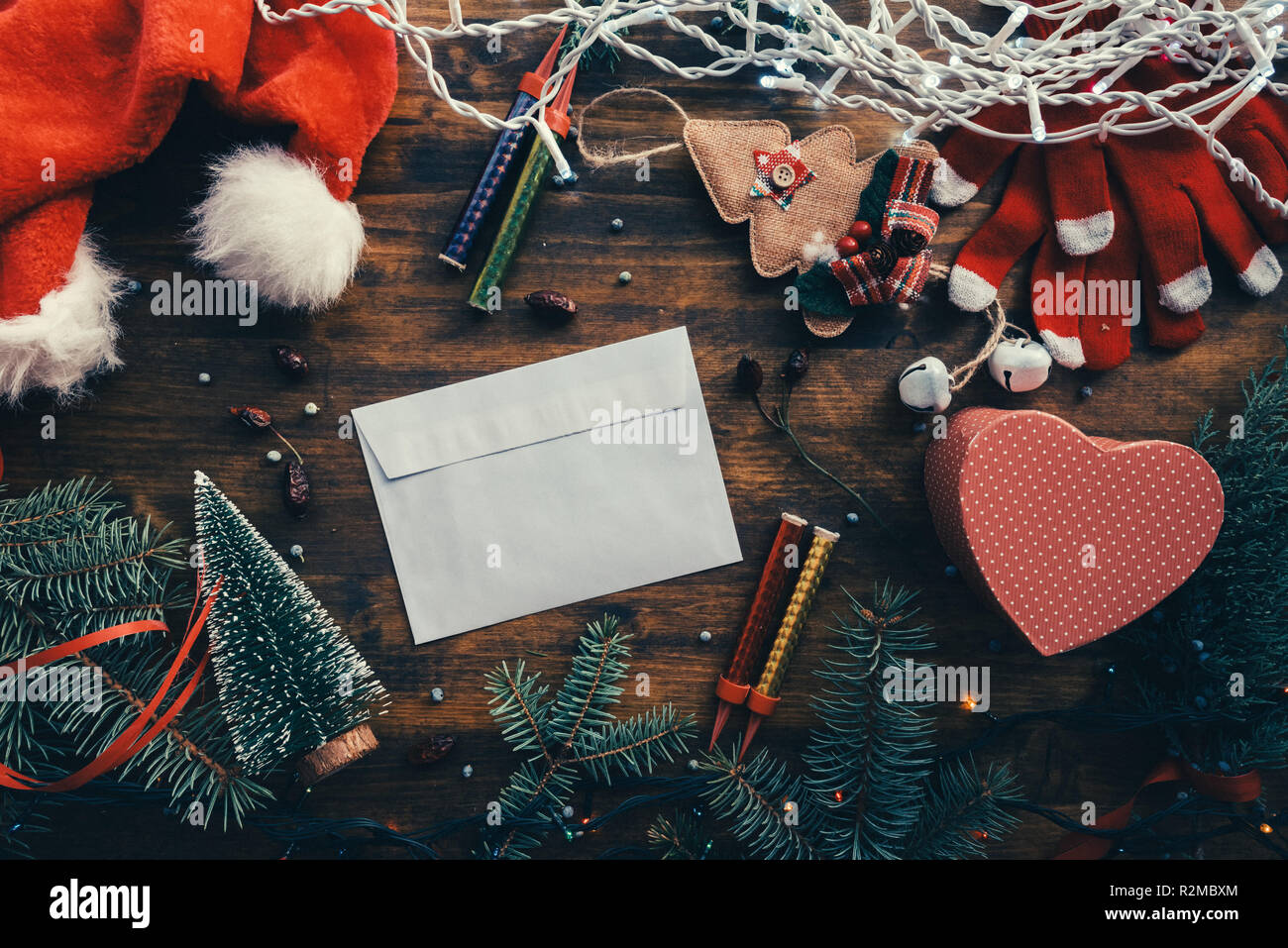 Écrire une lettre au Père Noël pour Noël, enveloppe vide sur la table de fête parmi les décorations de Noël Banque D'Images