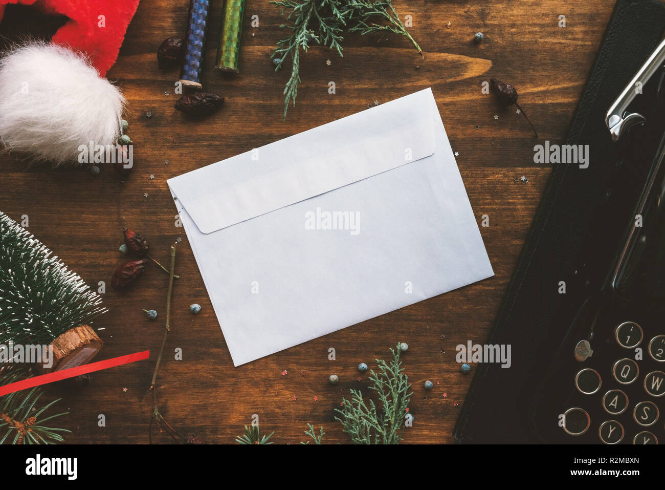 Écrire une lettre au Père Noël pour Noël, enveloppe vide sur la table de fête parmi les décorations de Noël Banque D'Images