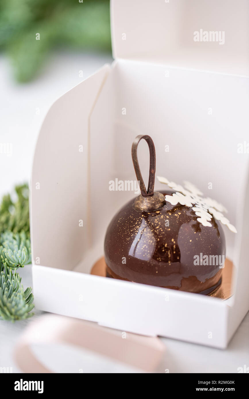 Mini Patisseries Dessert Mousse Au Chocolat Glace Avec Un Conditionnement Individuel Dans Boite Blanche Les Branches De Sapin Sur Fond Flou Gateau Europeen Moderne La Cuisine Francaise Noel Snowflake Photo Stock Mini Patisseries Dessert Mousse Au Chocolat Glace Avec Un Conditionnement Individuel Dans Boite Blanche Les Branches De Sapin Sur Fond Flou Gateau Europeen Moderne La Cuisine Francaise Noel Snowflake Photo Stock