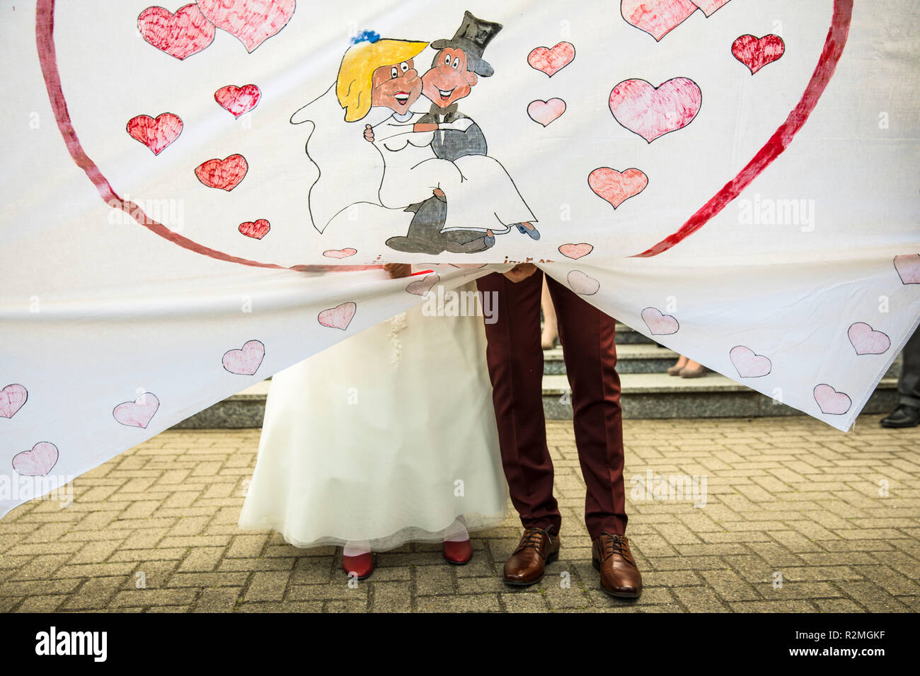 Mariage, couple de coeur coupe feuille peint Banque D'Images