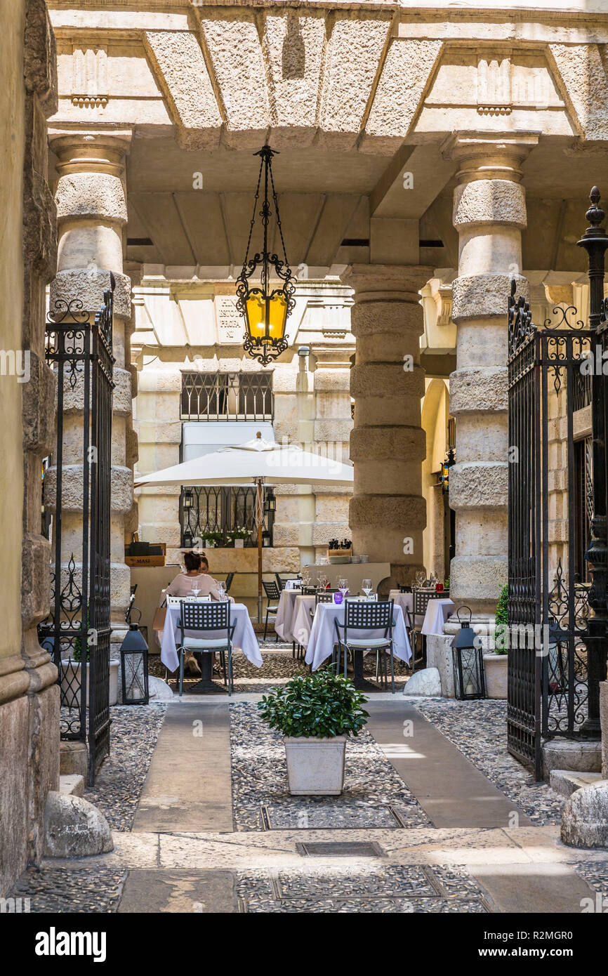 Restaurant Maffei, entrée privée, la Piazza Erbe, Vérone, Vénétie, Italie, Europe Banque D'Images