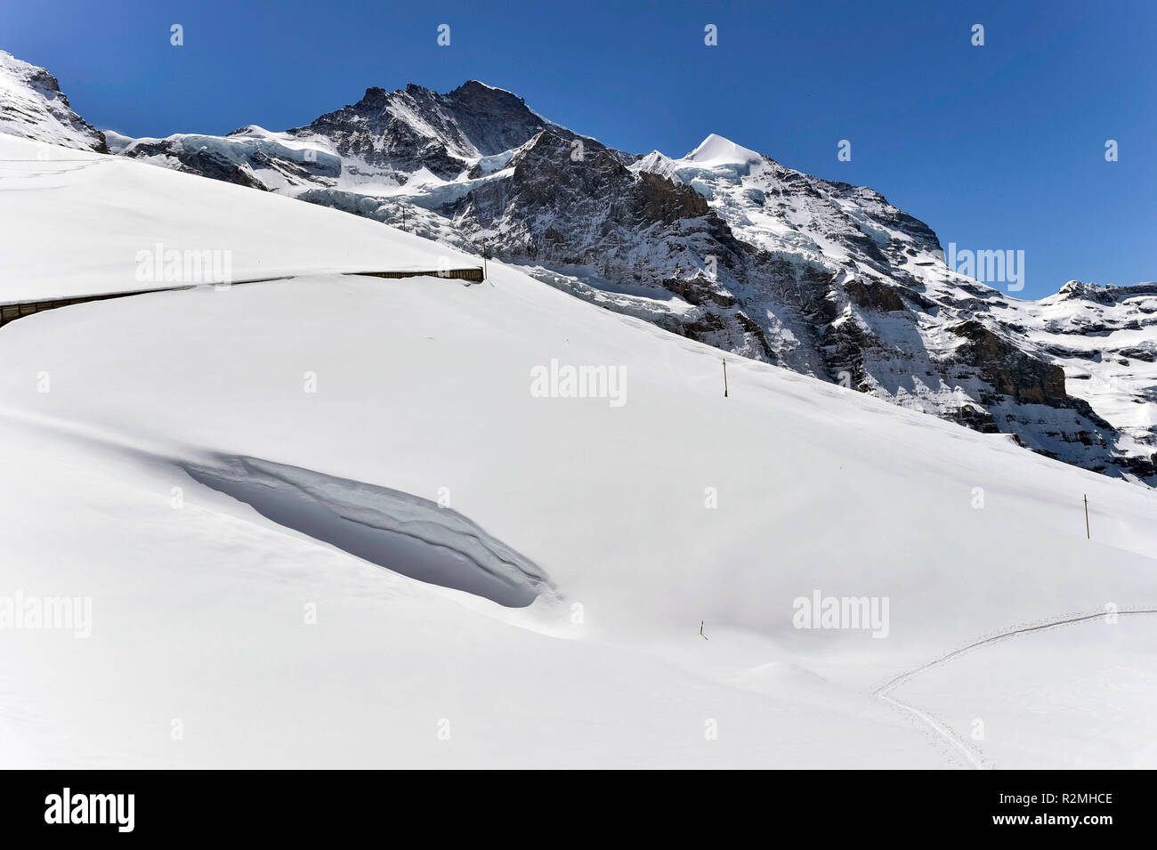 Suceur plat de neige avec la région Jungfrau en arrière-plan, Jungfraujoch, Suisse, Banque D'Images