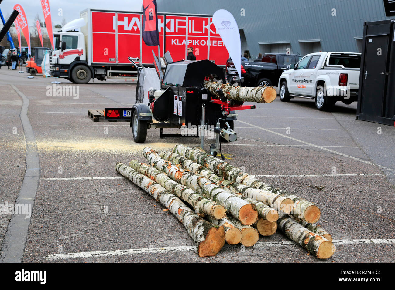 Helsinki, Finlande - le 15 novembre 2018 : bois de chauffage Palax D270 processeur actif sur MaatalousKonemessut commerce agricole équitable. Credit : Taina Sohlman Banque D'Images