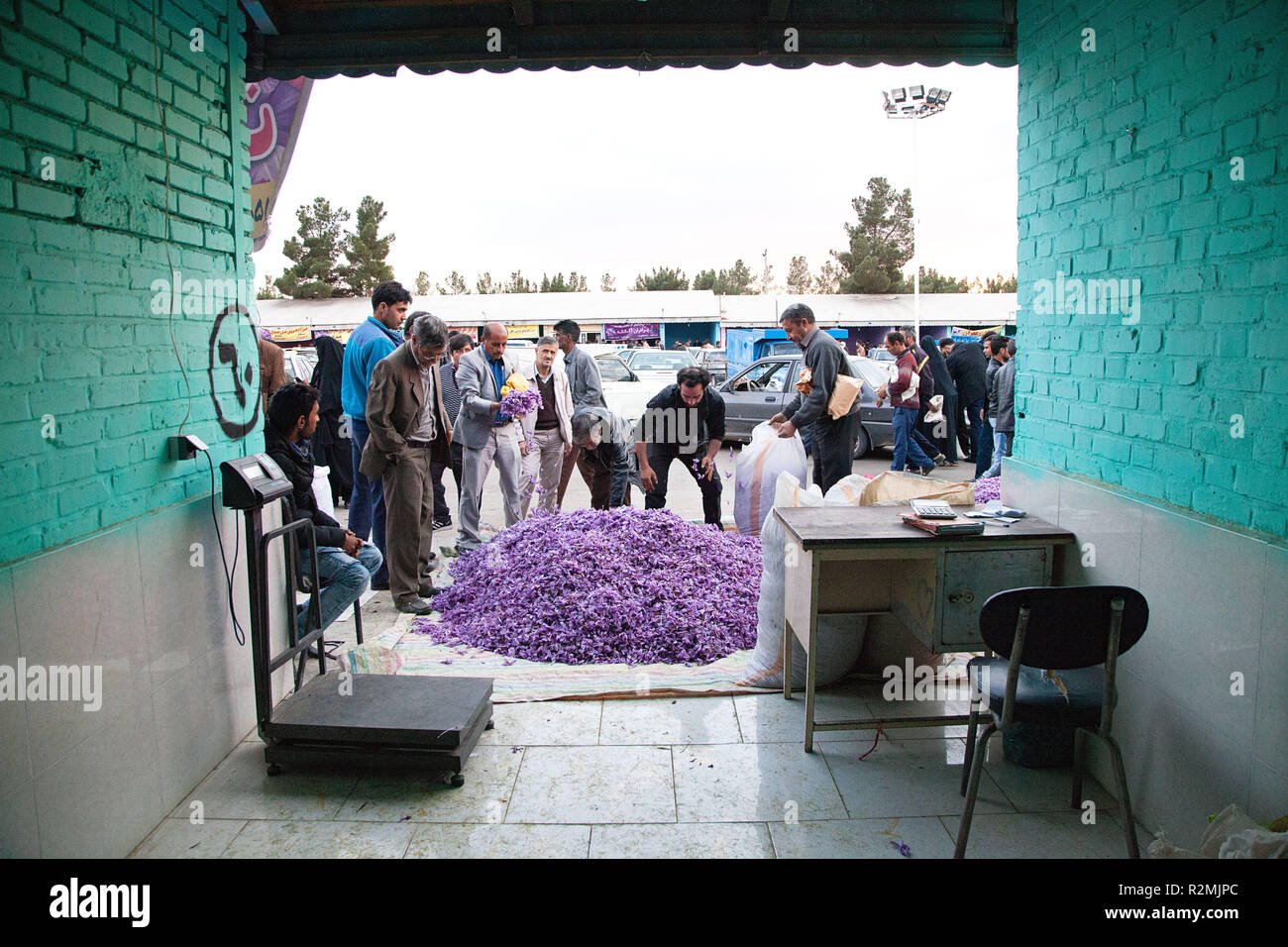 Négociants - négoces bois personne privée ainsi que l'achat de fleurs de safran sur le bazar à Torbat, Banque D'Images