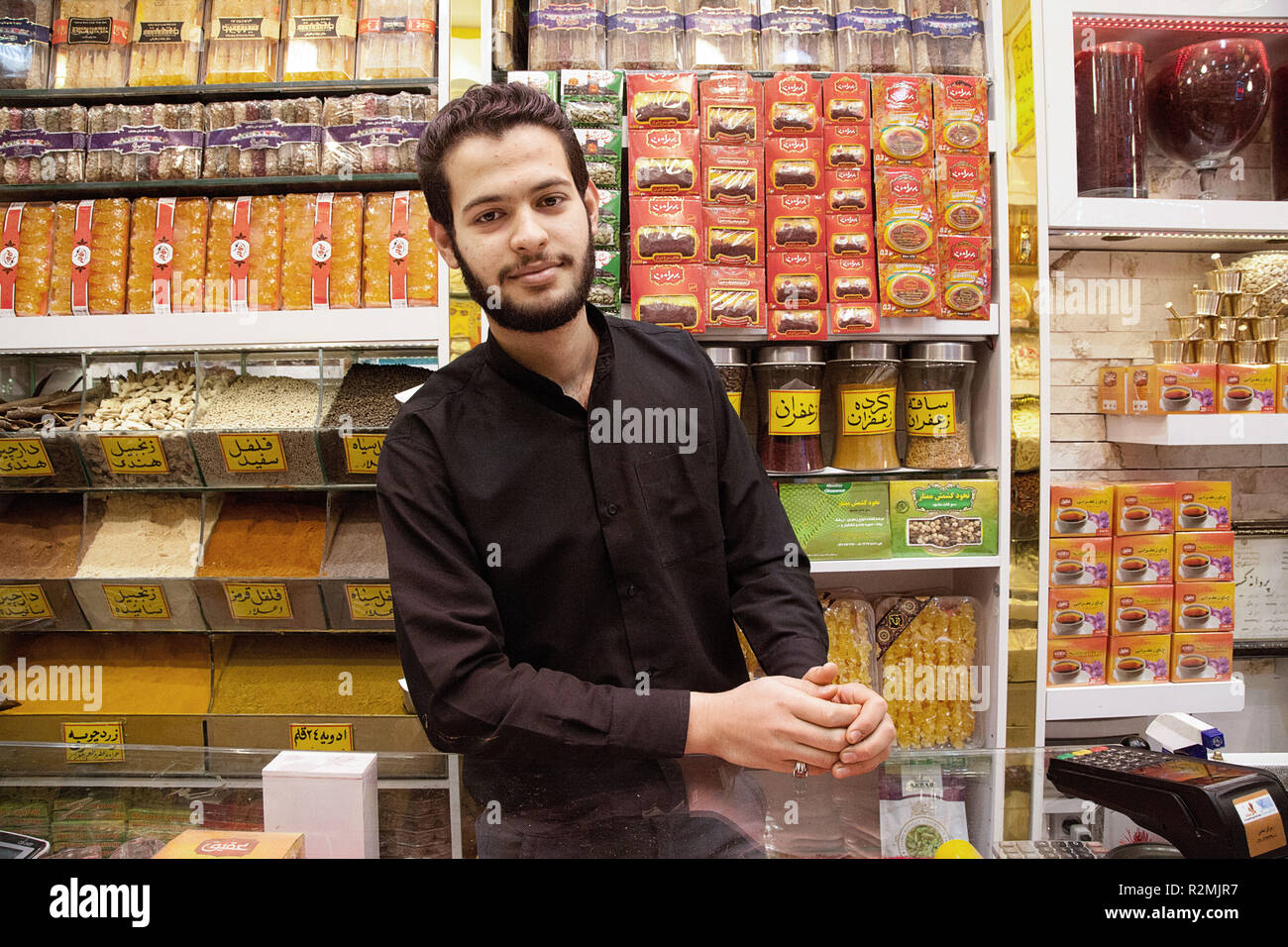 Une boutique d'épices dans le Bazar-Reza de Mashhad safran offre à ses clients Banque D'Images