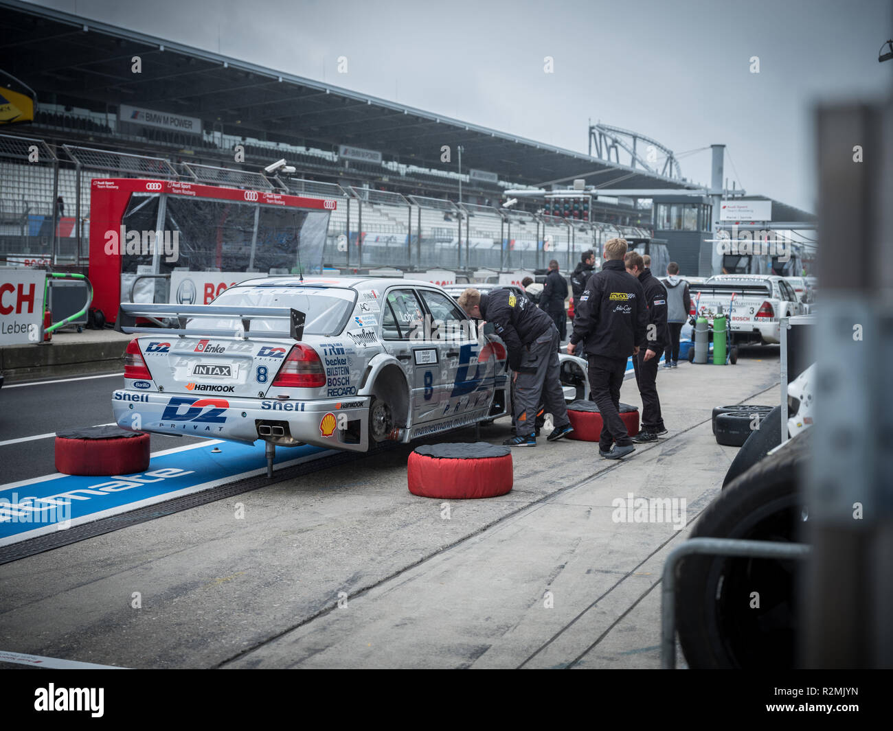 Voiture de course DTM historique est dans la voie des stands, Mercedes