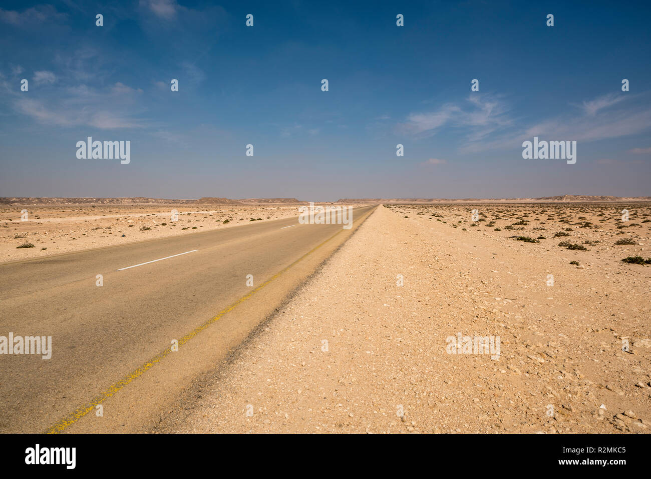 La route droite dans le gouvernorat d'Oman Al Wusta Banque D'Images