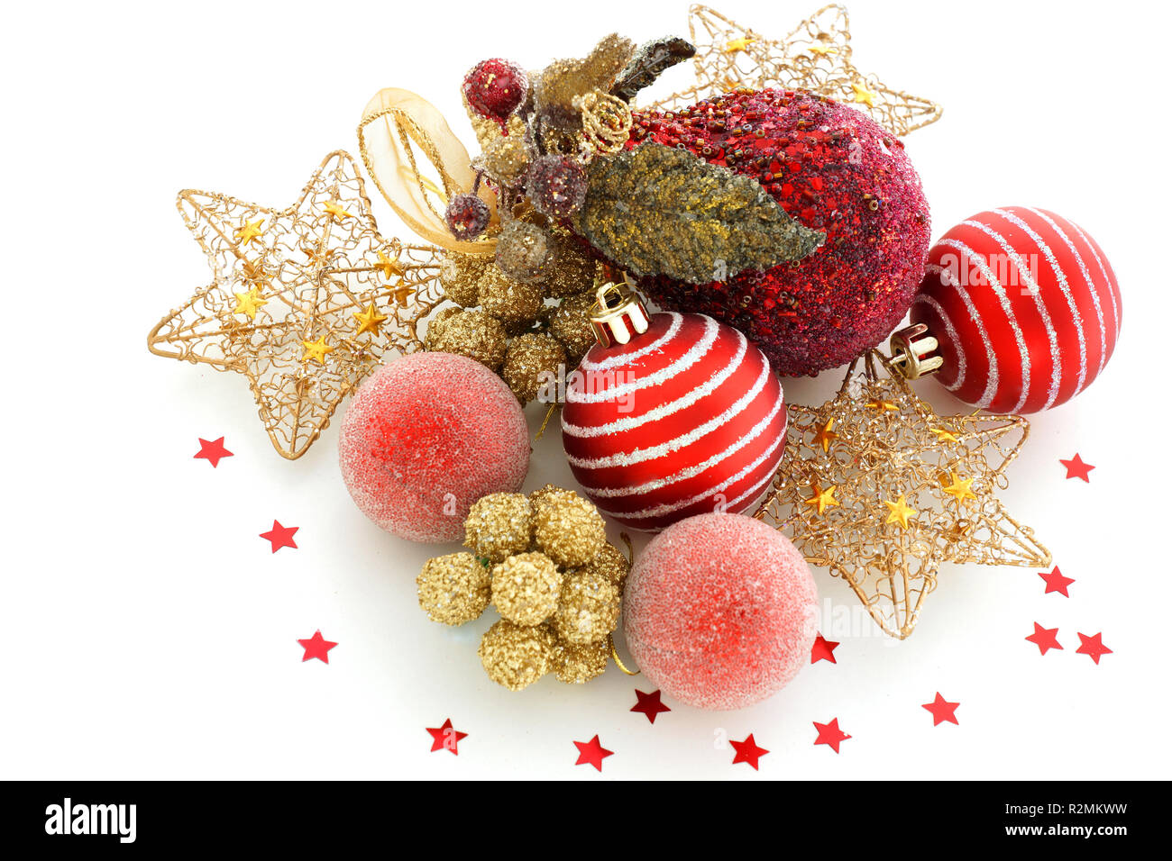 Décorations de Noël rouge et or sur fond blanc. Très belle variété de décorations de vacances sont sur le tableau blanc. Banque D'Images