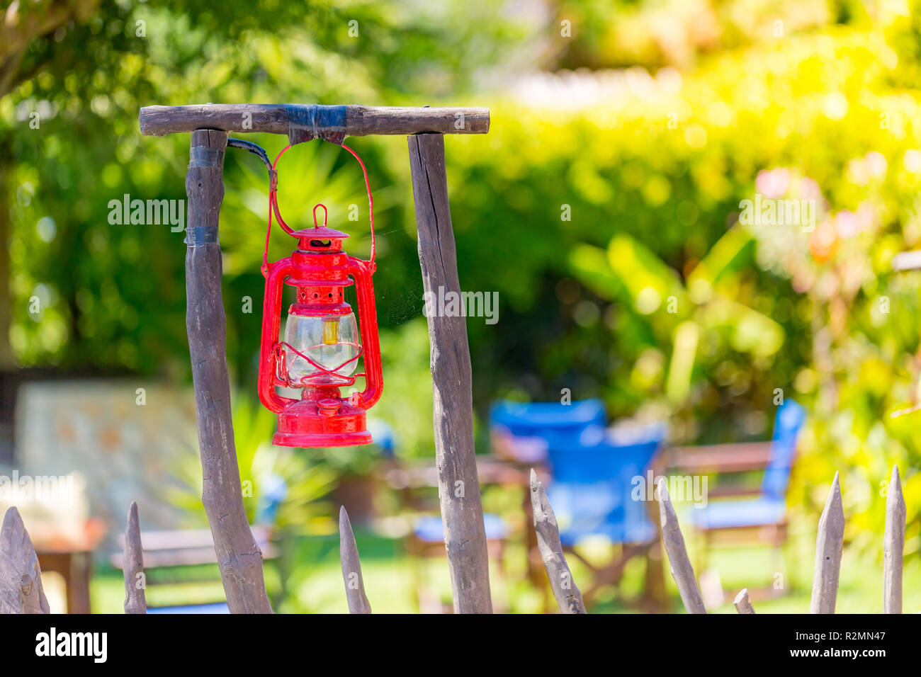 Belle lanterne rouge accrochée dans le jardin extérieur Banque D'Images