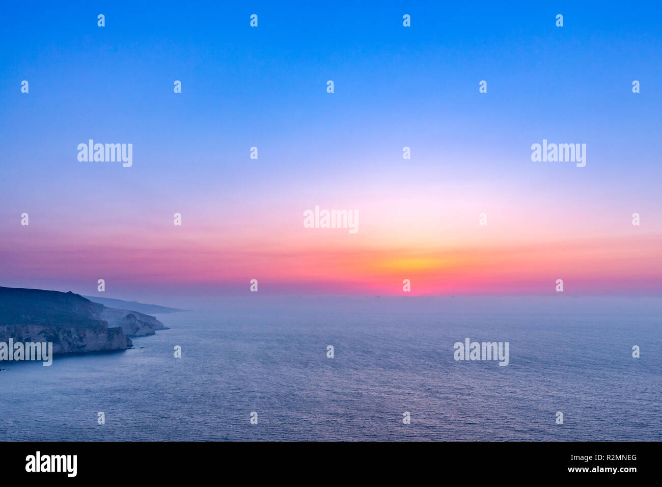 Paysage de coucher de soleil avec des falaises et un ciel de coucher de soleil étonnant dans le côté nord de l'île de Zakynthos, Grèce Banque D'Images