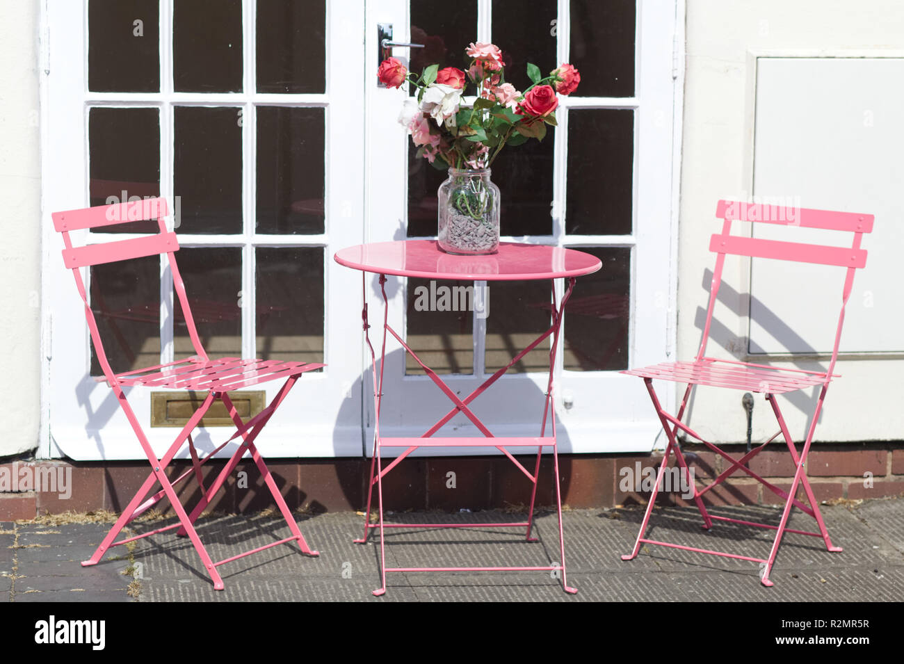 En dehors de la table et chaises avec un vase de fleurs pour la décoration Banque D'Images