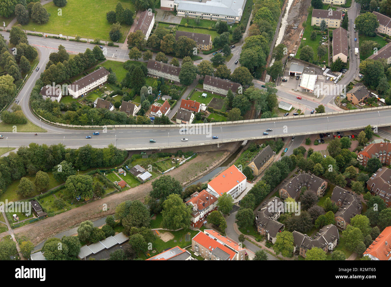 Vue aérienne, Seseke, Art, transport, B 233, hiver, Hoerbelt, Silent Way sous le pont, monde concret sous le B233 route surélevée, Kamen, l'art à l'Seseke, Koerner Bach, marcher sur l'eau, de l'Art itinéraire dans la région de la Ruhr, Seseke, Rhénanie du Nord-Westphalie, Allemagne, Europe, Banque D'Images