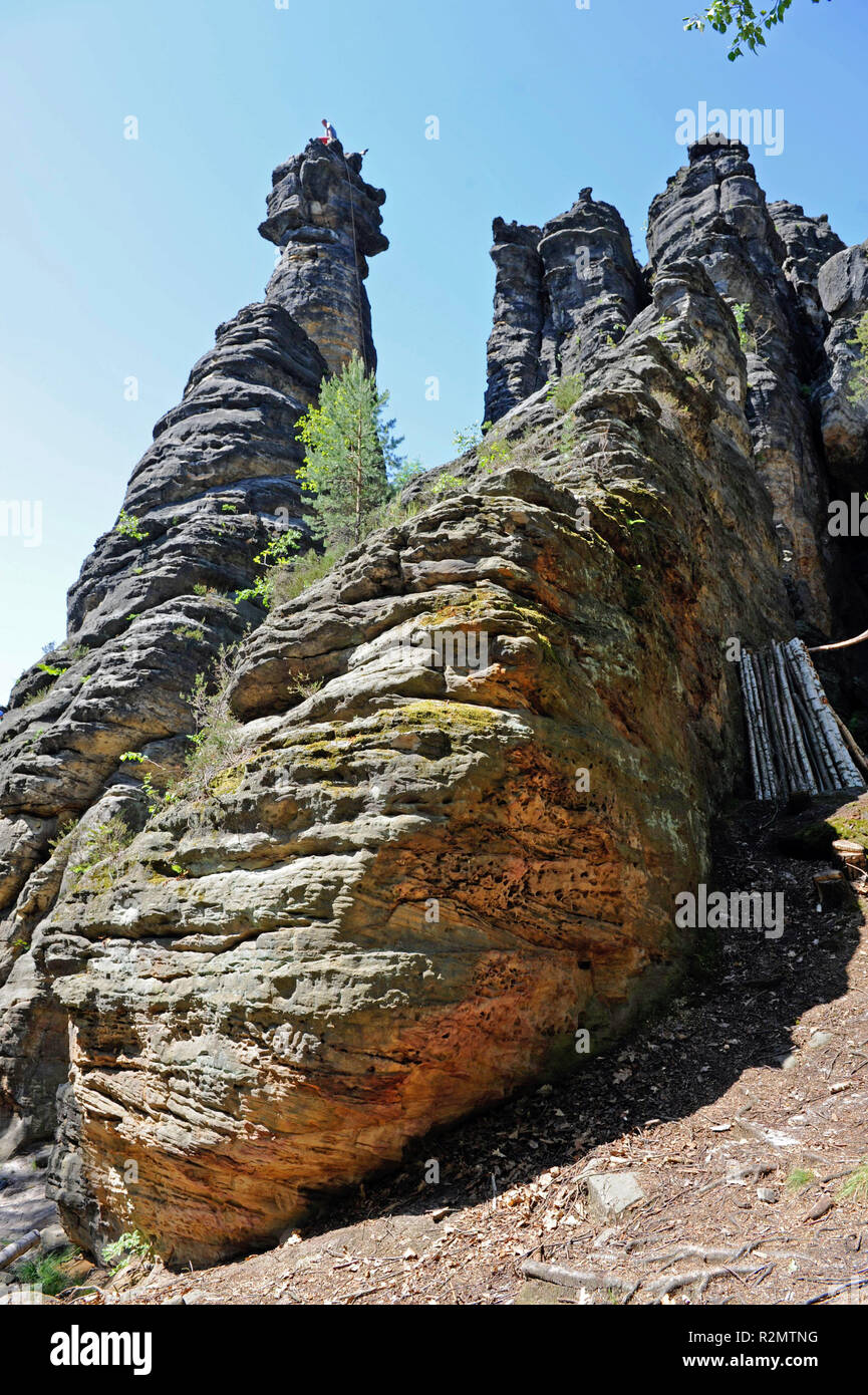 La romantique avec l'étrange Bielatal climbing rock petit et gros piliers d'Hercule est l'un des plus populaires destinations de randonnée dans la région de la Suisse saxonne. Banque D'Images