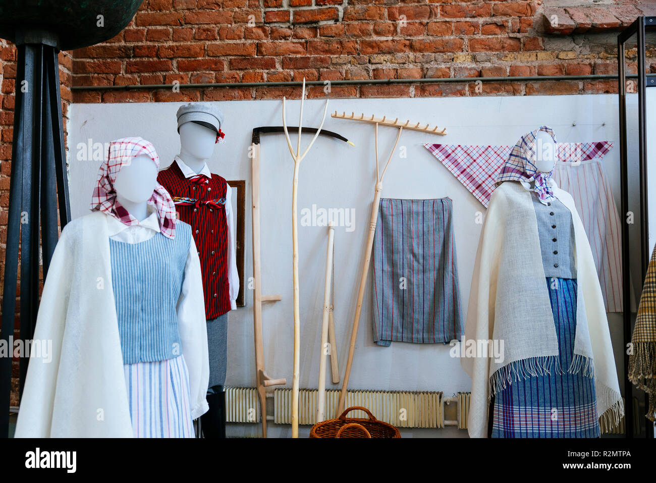 Costumes traditionnels lettons. Exposition d'Arts et artisanat "créatif" de dominance. L'identité culturelle nationale. Église Saint Pierre est une église luthérienne Banque D'Images