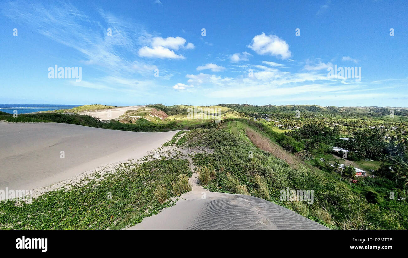 Dunes de sable blanc entourée de forêt de palmiers, de Fidji Banque D'Images