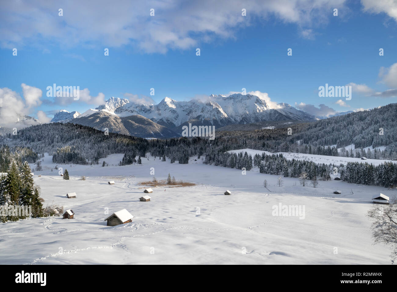 Paysage d'hiver Panorama lac gelé avec 'Wagenbrüchsee' près de Gerold en face des montagnes du Karwendel en Bavière Banque D'Images