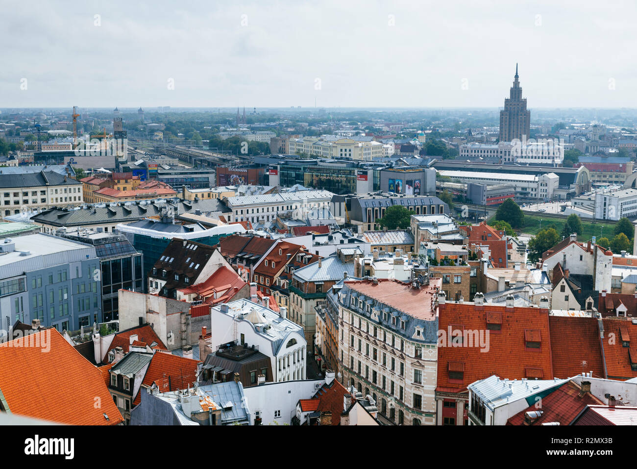 La vieille ville de Riga à partir de l'église de Saint - Pierre. Riga, Lettonie, Pays Baltes, Europe. Banque D'Images