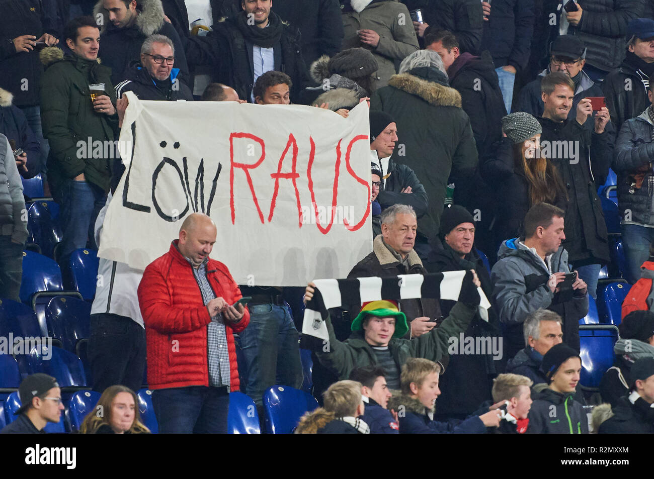 Gelsenkirchen, Allemagne. 19 Nov, 2018. fans contre DFB headcoach Jogi LÖW Joachim Loew,,, de supports, de spectateurs, le club de drapeaux, célébration, ventilateur, vague, couleurs, mer de drapeaux, soccerfan, vêtements, dessins, masquerade, football, veste, gilet, auvent, fanfare, foulards, masque, bannières, spectacle, présentation, message, communication, chorégraphie de ventilateur, ventilateur courbe, ALLEMAGNE - Pays-Bas Important : DFB règlement interdit toute utilisation des photographies comme des séquences d'images et/ou quasi-vidéo. Nations de Football League, de la saison 2018/2019, Gelsenkirchen, Allemagne, le 19 novembre 2018. DFB, © Peter Schatz / Alamy Banque D'Images