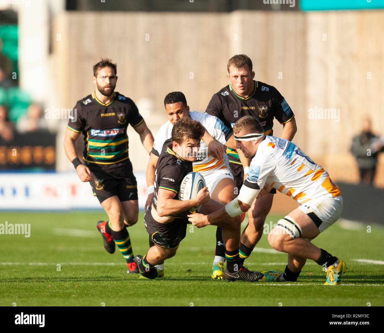 Northampton, Royaume-Uni. 17 novembre 2018. George Furbank de Northampton Saints est abordé au cours de la Premiership match Rugby Gallagher entre Northampton Saints et des guêpes. Andrew Taylor/Alamy Live News Banque D'Images