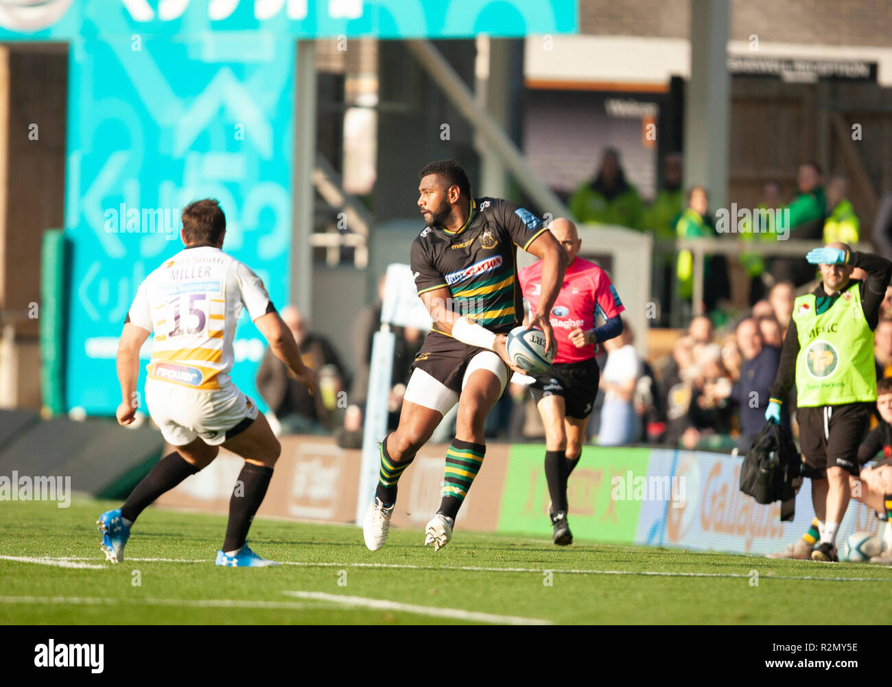 Northampton, Royaume-Uni. 17 novembre 2018. Taqele Naiyaravoro de Northampton Saints s'exécute avec le ballon au cours de la Premiership match Rugby Gallagher entre Northampton Saints et des guêpes. Andrew Taylor/Alamy Live News Banque D'Images