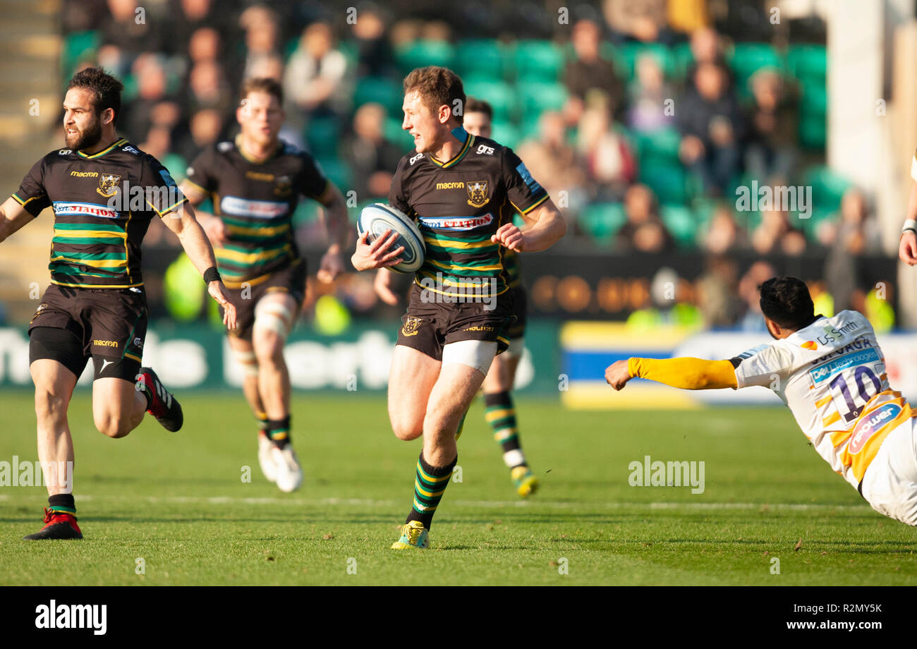 Northampton, Royaume-Uni. 17 novembre 2018. Fraser Dingwall de Northampton Saints s'exécute avec le ballon au cours de la Premiership match Rugby Gallagher entre Northampton Saints et des guêpes. Andrew Taylor/Alamy Live News Banque D'Images