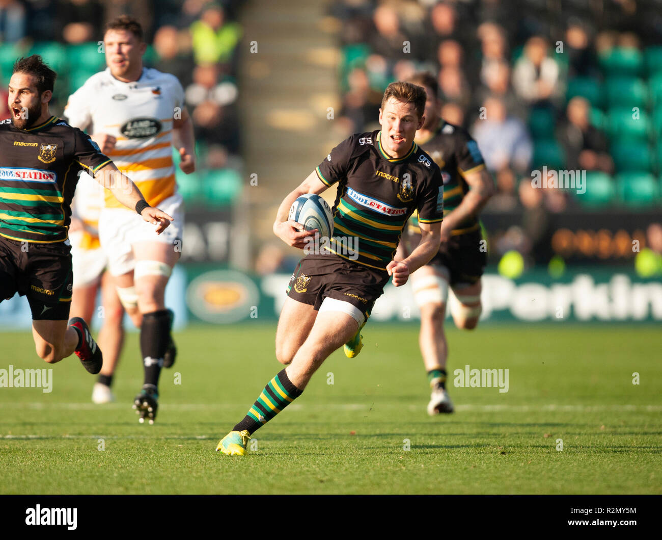 Northampton, Royaume-Uni. 17 novembre 2018. Fraser Dingwall de Northampton Saints s'exécute avec le ballon au cours de la Premiership match Rugby Gallagher entre Northampton Saints et des guêpes. Andrew Taylor/Alamy Live News Banque D'Images