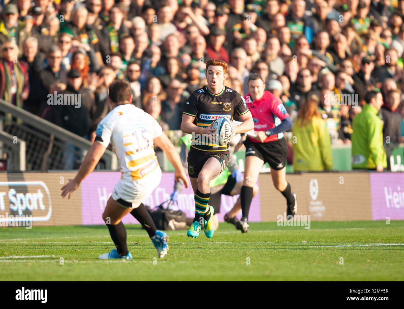 Northampton, Royaume-Uni. 17 novembre 2018. Andrew Kellaway de Northampton Saints s'exécute avec le ballon au cours de la Premiership match Rugby Gallagher entre Northampton Saints et des guêpes. Andrew Taylor/Alamy Live News Banque D'Images