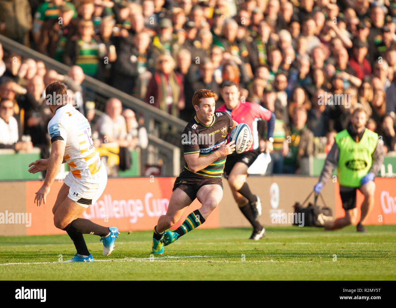 Northampton, Royaume-Uni. 17 novembre 2018. Andrew Kellaway de Northampton Saints s'exécute avec le ballon au cours de la Premiership match Rugby Gallagher entre Northampton Saints et des guêpes. Andrew Taylor/Alamy Live News Banque D'Images