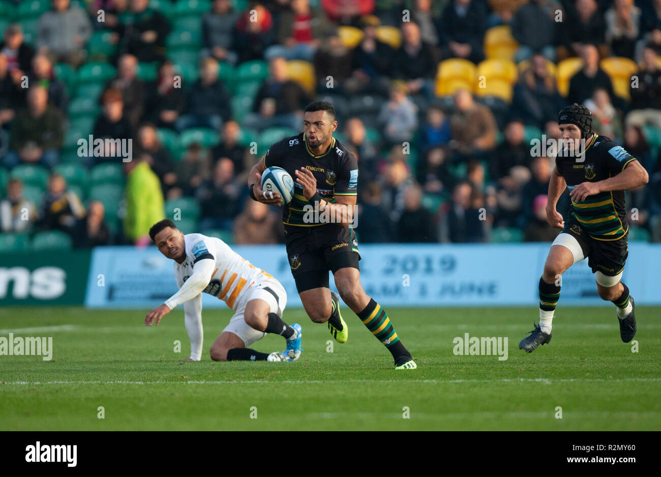 Northampton, Royaume-Uni. 17 novembre 2018. Luther Burrell de Northampton Saints s'exécute avec le ballon au cours de la Premiership match Rugby Gallagher entre Northampton Saints et des guêpes. Andrew Taylor/Alamy Live News Banque D'Images