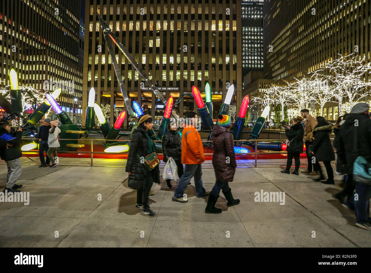 New York, NEW YORK, USA. 19 Nov, 2018. Décoration de Noël dans les rues de New York dans la nuit de lundi, 19. Crédit : William Volcov/ZUMA/Alamy Fil Live News Banque D'Images