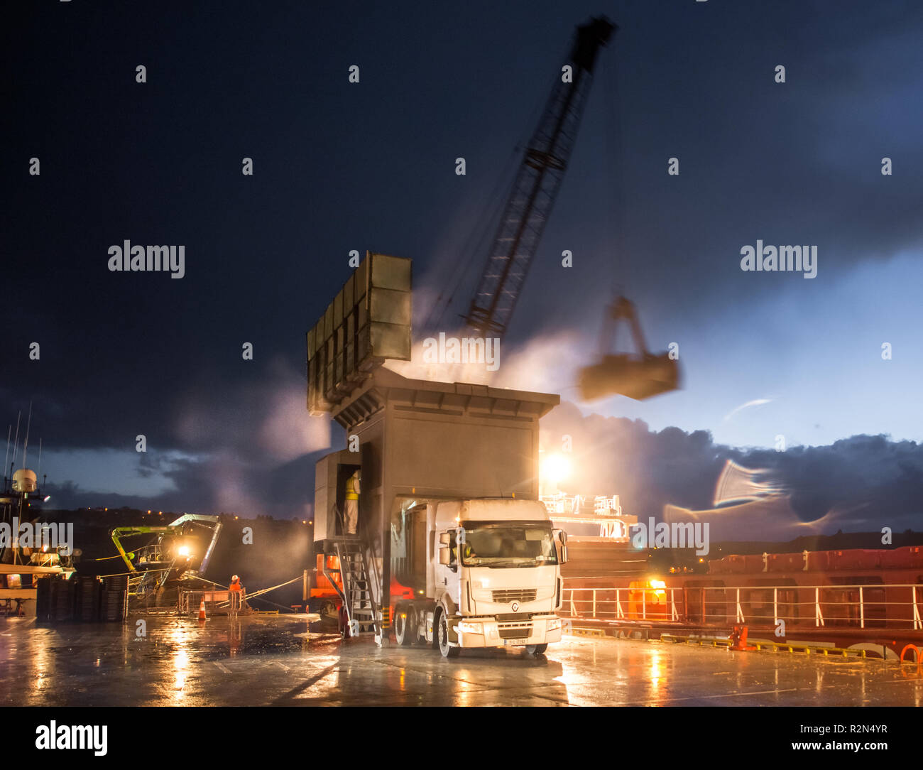 Kinsale, Cork, Irlande. 20 novembre, 2018. Waaldijk cargo été déchargé de sa cargaison d'aliments pour animaux sur le dock à Kinsale, dans le comté de Cork, Irlande Banque D'Images