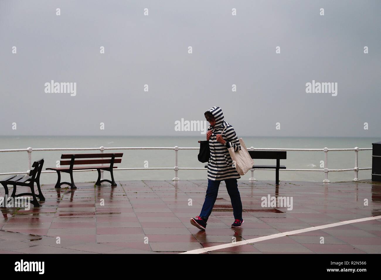 Hastings, East Sussex, UK. 20 Nov, 2018. Météo France : un matin pluvieux et humide misérable en Hastings ville avec seulement quelques personnes bravant le mauvais temps. © Paul Lawrenson, 2018 Crédit photo : Paul Lawrenson / Alamy Live News Banque D'Images