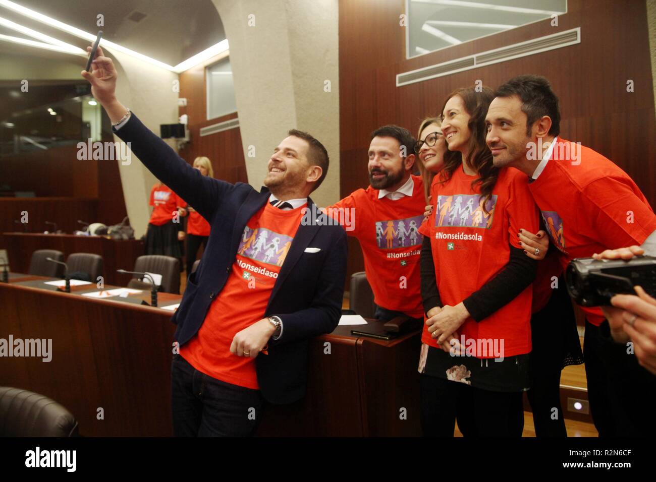 Foto LaPresse - Vince Paolo Gerace 20/11 /2018 - Milano (MI) Cronaca-Iniziativa magliette violenza donne Nella foto Maglietta arancione con la scritta da sola indossata Non sei da tutti i consiglieri e assessori di Regione Lombardia durante il Consiglio Regionale Banque D'Images