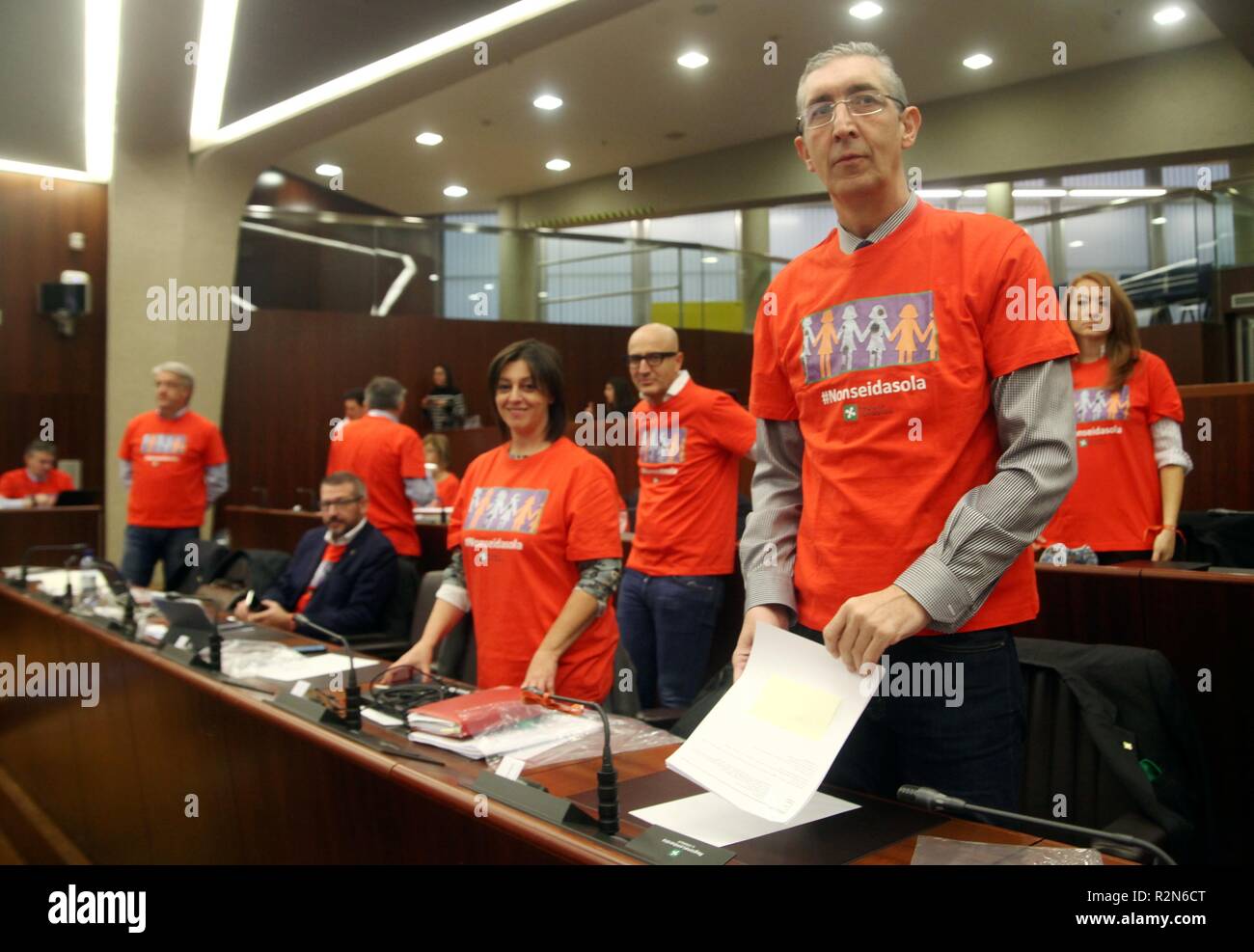 Foto LaPresse - Vince Paolo Gerace 20/11 /2018 - Milano (MI) Cronaca-Iniziativa magliette violenza donne Nella foto Maglietta arancione con la scritta da sola indossata Non sei da tutti i consiglieri e assessori di Regione Lombardia durante il Consiglio Regionale Banque D'Images