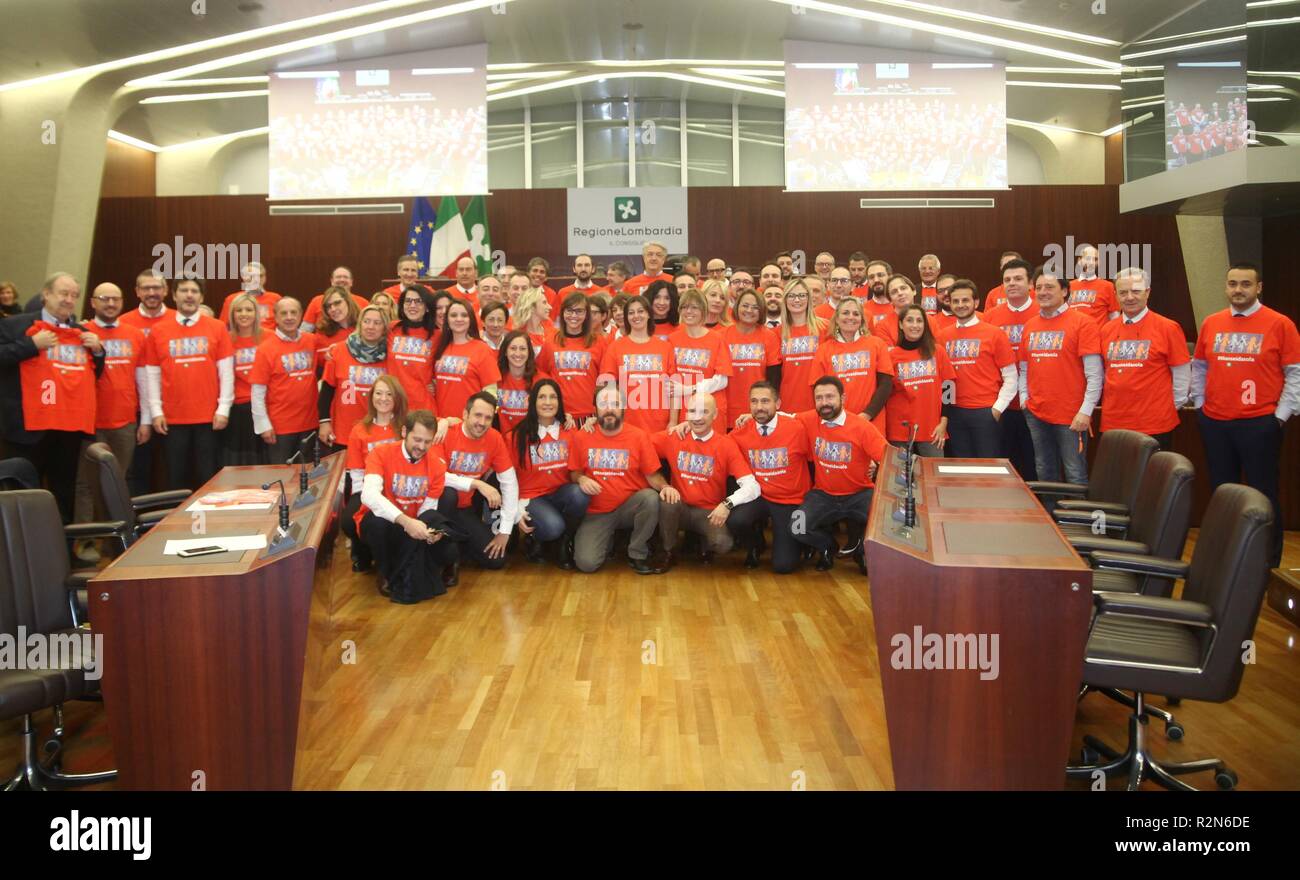 Foto LaPresse - Vince Paolo Gerace 20/11 /2018 - Milano (MI) Cronaca-Iniziativa magliette violenza donne Nella foto Maglietta arancione con la scritta da sola indossata Non sei da tutti i consiglieri e assessori di Regione Lombardia durante il Consiglio Regionale Banque D'Images