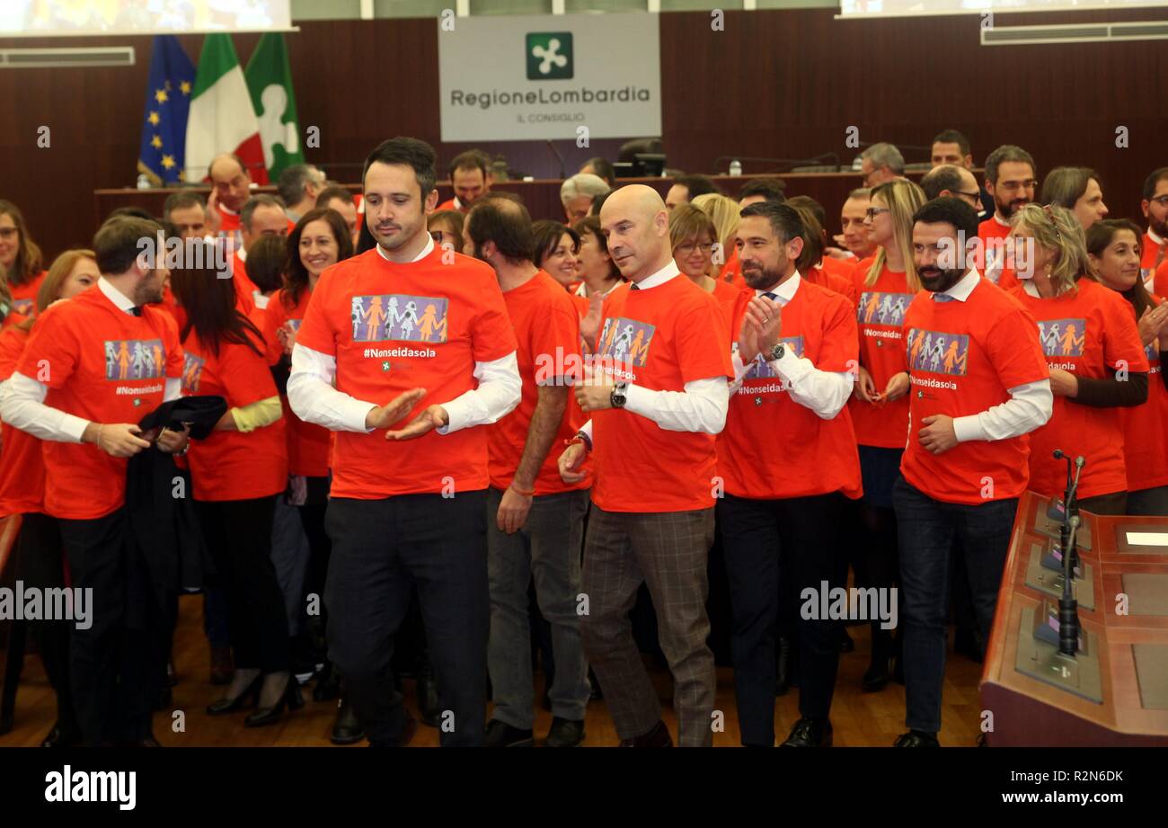 Foto LaPresse - Vince Paolo Gerace 20/11 /2018 - Milano (MI) Cronaca-Iniziativa magliette violenza donne Nella foto Maglietta arancione con la scritta da sola indossata Non sei da tutti i consiglieri e assessori di Regione Lombardia durante il Consiglio Regionale Banque D'Images