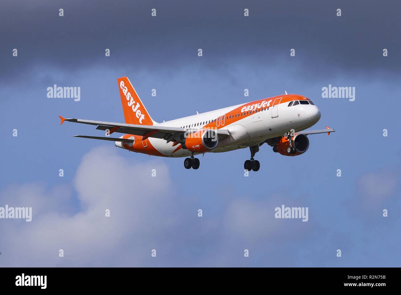30 août, 2018 - Amsterdam, Pays-Bas - easyJet Airbus A320-200  G-enregistrement avec EZUS vu l'atterrissage à l'aéroport Schiphol  d'Amsterdam aux Pays-Bas. (Crédit Image : © Nicolas Economou/SOPA des  images à l'aide de