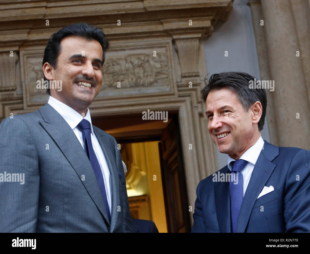 Rome, Italie. 20 novembre 2018. Le Premier ministre italien Giuseppe Conte, droite, se félicite de l'Émir du Qatar, Cheikh Tamim bin Hamad Al Thani à la Villa Doria Pamphilj. © Riccardo De Luca METTRE À JOUR LES IMAGES/ Alamy Live News Banque D'Images