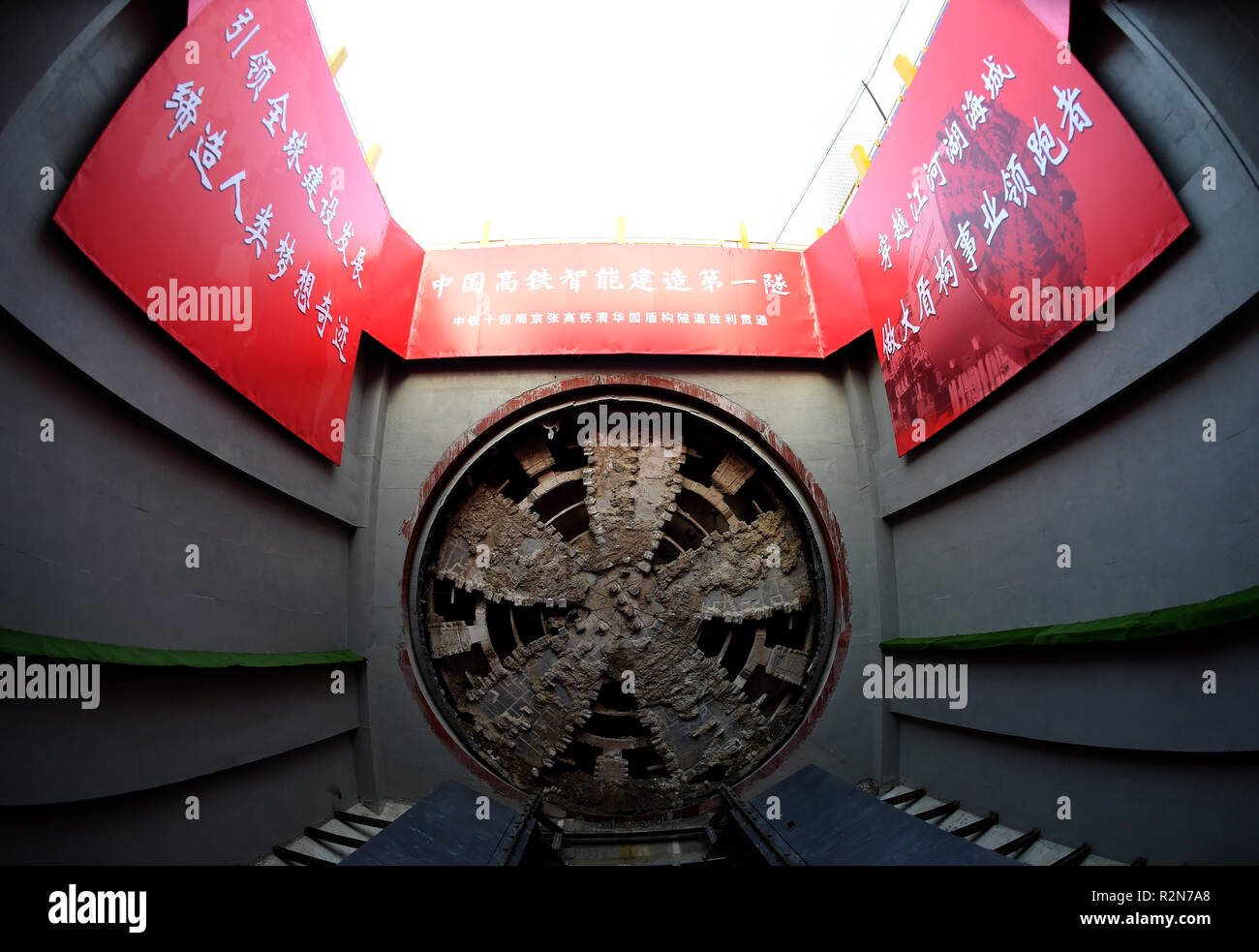 (181120) -- BEIJING, 20 novembre 2018 (Xinhua) -- Photo prise le 20 novembre 2018 montre le tunnel boring machine dans le tunnel Qinghuayuan sur un site de construction à Beijing, capitale de la Chine. Les travaux sur l'Qinghuayuan tunnel a été achevé mardi. Le tunnel est de 6,02 km de long et 12,64 mètres de diamètre. L'achèvement du tunnel a jeté les bases pour l'ouverture de l'Beijing-Zhangjiakou de train à grande vitesse d'ici la fin de 2019. (Xinhua/Luo Xiaoguang)(wsw) Banque D'Images