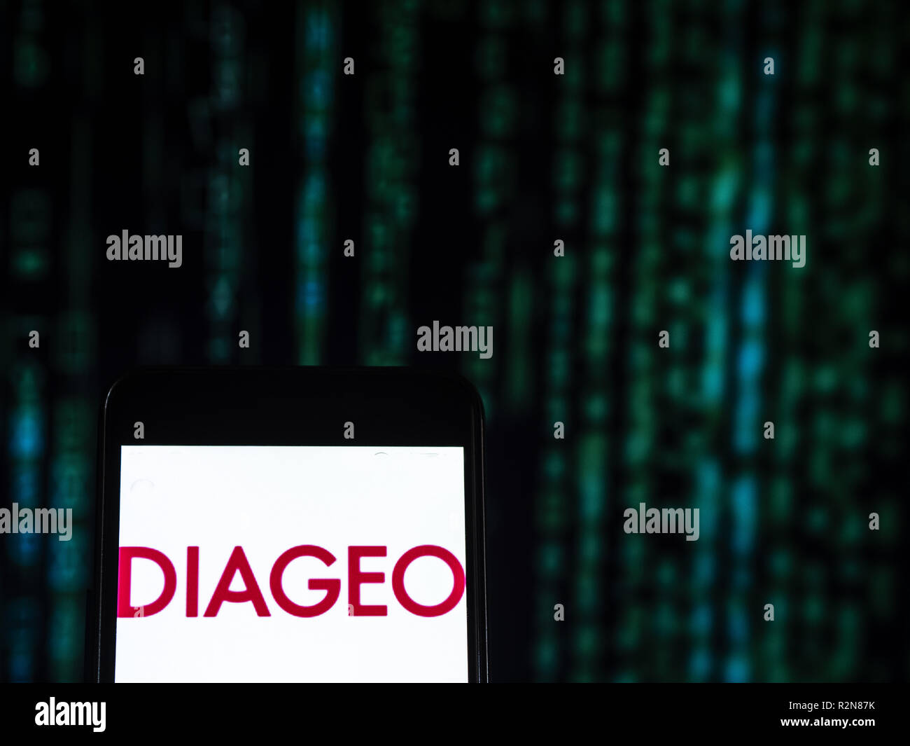 20 novembre 2018 - Kiev, Ukraine - Diageo Boissons logo de l'entreprise vu affichée sur un téléphone intelligent. Diageo plc est une société multinationale britannique boissons alcoolisées, dont le siège est à Londres, Angleterre et pays sur les six continents. Il a été le plus grand distillateur jusqu'à être dépassée par la Chine, Kweichow Moutai le 9 avril 2017. Marques de Diageo : Smirnoff, Johnnie Walker, Baileys et Guinness. (Crédit Image : © Igor Golovniov/SOPA des images à l'aide de Zuma sur le fil) Banque D'Images 20 novembre 2018 - Kiev, Ukraine - Diageo Boissons logo de l'entreprise vu affichée sur un téléphone intelligent. Diageo plc est une société multinationale britannique boissons alcoolisées, dont le siège est à Londres, Angleterre et pays sur les six continents. Il a été le plus grand distillateur jusqu'à être dépassée par la Chine, Kweichow Moutai le 9 avril 2017. Marques de Diageo : Smirnoff, Johnnie Walker, Baileys et Guinness. (Crédit Image : © Igor Golovniov/SOPA des images à l'aide de Zuma sur le fil) Banque D'Images
