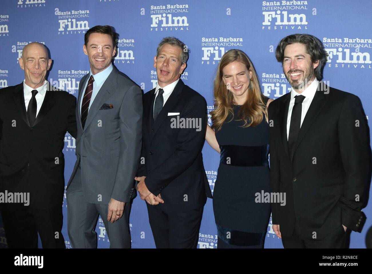 Goleta, CA. 19 Nov, 2018. JK Simmons, Hugh Jackman, Ben Mendelsohn, Helen Estabrook, Jason Reitman aux arrivées pour le Santa Barbara International Film Festival Awards Gala, le Ritz Carlton Bacara Santa Barbara, Goleta, CA, le 19 novembre 2018. Credit : Priscilla Grant/Everett Collection/Alamy Live News Banque D'Images