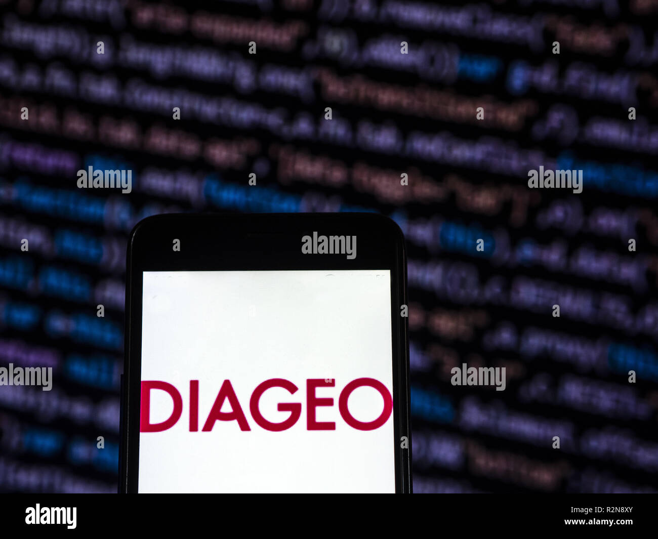 Kiev, Ukraine. 20 Nov, 2018. Diageo Boissons logo de l'entreprise vu affichée sur un téléphone intelligent. Diageo plc est une société multinationale britannique boissons alcoolisées, dont le siège est à Londres, Angleterre et pays sur les six continents. Il a été le plus grand distillateur jusqu'à être dépassée par la Chine, Kweichow Moutai le 9 avril 2017. Marques de Diageo : Smirnoff, Johnnie Walker, Baileys et Guinness. Crédit : Igor Golovniov SOPA/Images/ZUMA/Alamy Fil Live News Banque D'Images Kiev, Ukraine. 20 Nov, 2018. Diageo Boissons logo de l'entreprise vu affichée sur un téléphone intelligent. Diageo plc est une société multinationale britannique boissons alcoolisées, dont le siège est à Londres, Angleterre et pays sur les six continents. Il a été le plus grand distillateur jusqu'à être dépassée par la Chine, Kweichow Moutai le 9 avril 2017. Marques de Diageo : Smirnoff, Johnnie Walker, Baileys et Guinness. Crédit : Igor Golovniov SOPA/Images/ZUMA/Alamy Fil Live News Banque D'Images