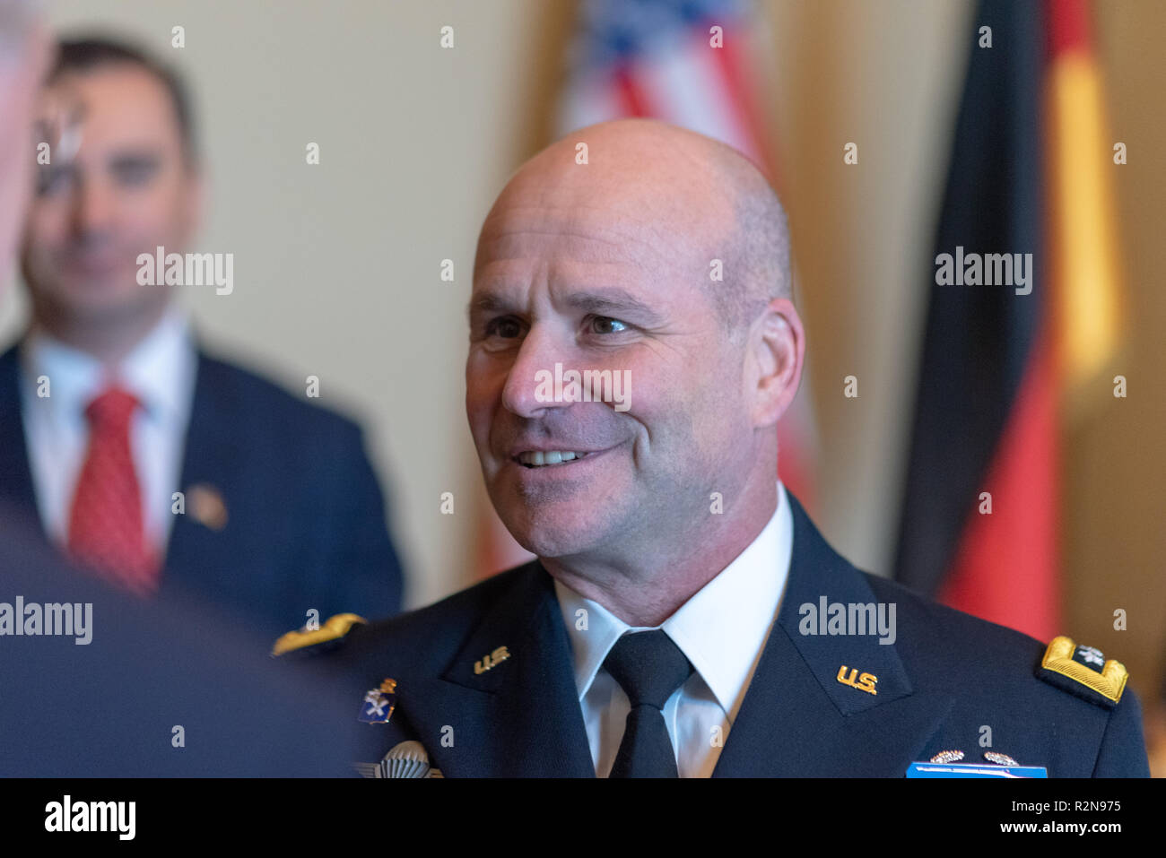 Magdeburg, Allemagne - le 20 novembre 2018 : Le lieutenant-général Christopher Cavoli, commandant de l'armée américaine en Europe, lors de sa visite à la Chancellerie d'état de Magdeburg, Allemagne. Il a rencontré des représentants de la Bundeswehr, entre autres, de souligner qu'au printemps et en automne 2019, l'armée américaine va transférer des soldats américains à l'Europe de l'est dans le cadre de l'opération 'Résoudre' de l'Atlantique. Il a également remercié la Bundeswehr pour son soutien logistique dans la Saxe-Anhalt. Il a également signé le livre d'or de la chancellerie d'état. Credit : Mattis Kaminer/Alamy Live News Banque D'Images