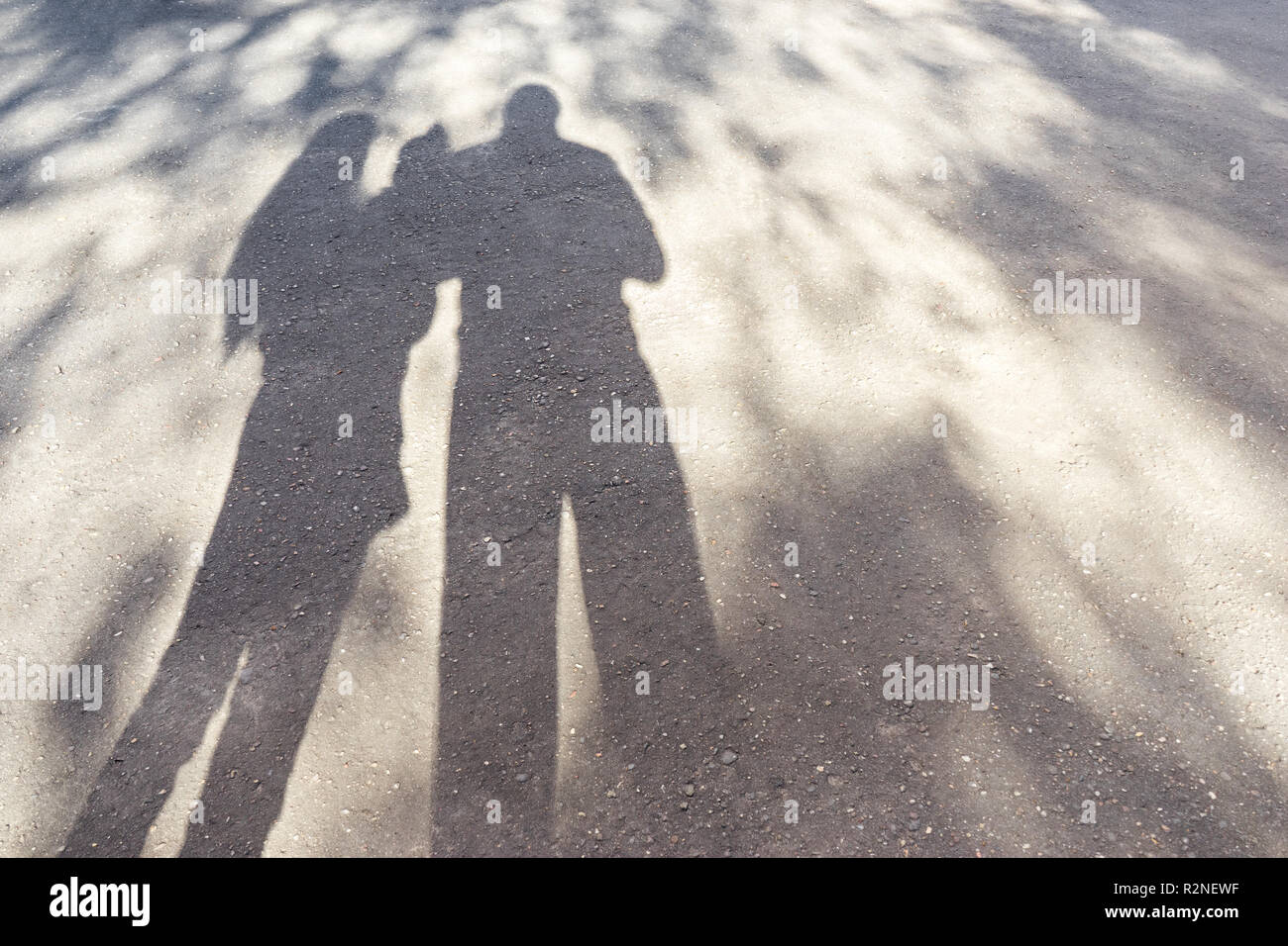 Papa Maman Et Bebe Les Ombres De La Famille Sur L Asphalte Silhouettes De Parents Et Petits Enfants Photo Stock Alamy