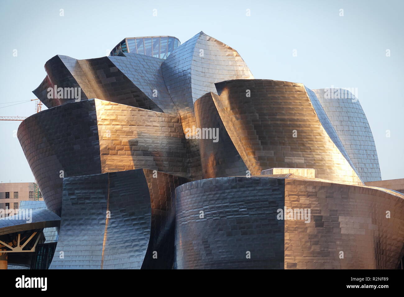 BILBAO, ESPAGNE - Août 2018- Vue extérieure du Musée Guggenheim Bilbao, un musée d'art moderne et contemporain conçu par le célèbre architecte Frank Geh Banque D'Images