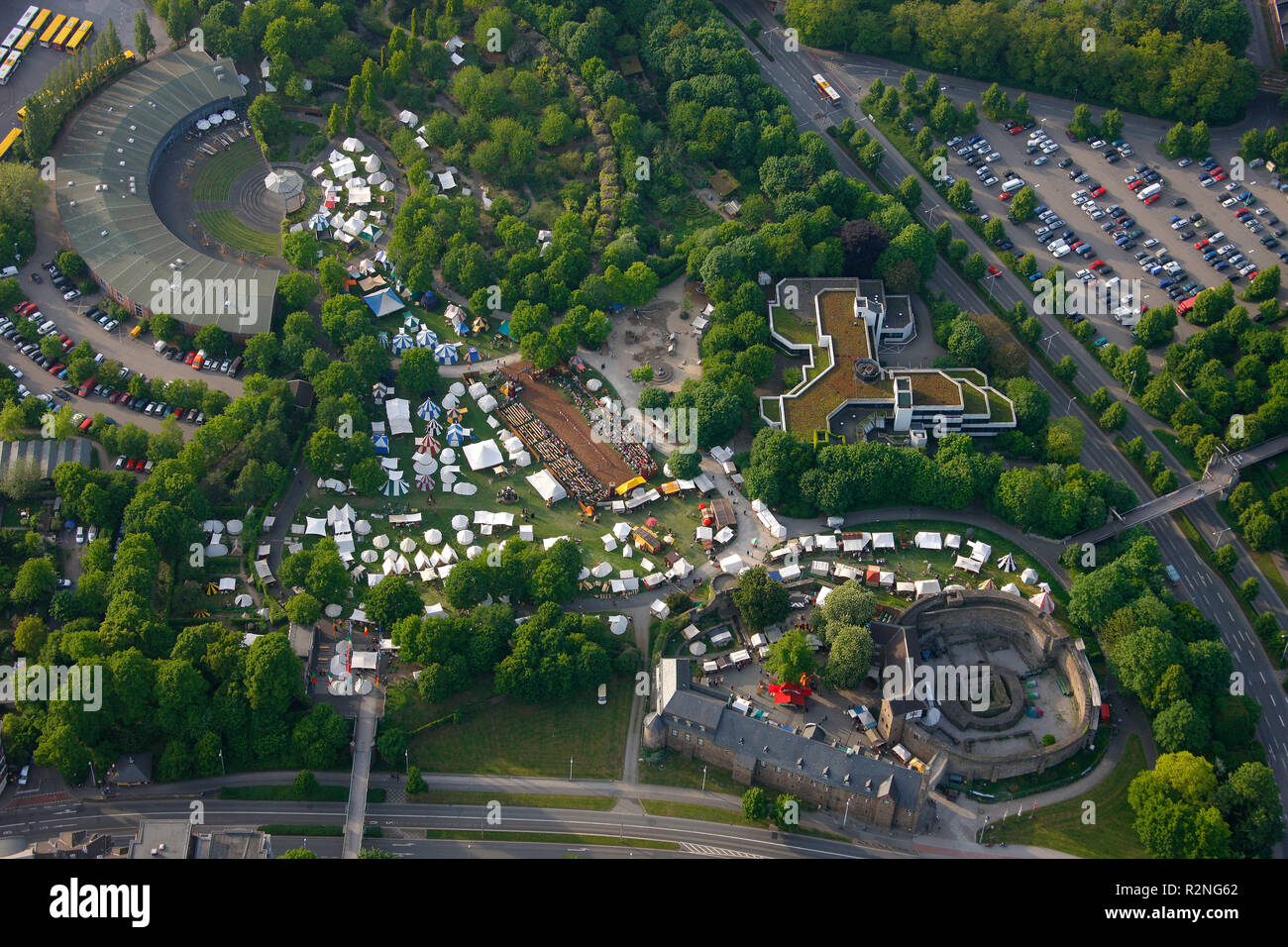 Vue aérienne du marché historique, avec des jeux de tournoi dans le parc, château Broich Mülheim an der Ruhr, Ruhr, Rhénanie du Nord-Westphalie, Allemagne, Europe, Banque D'Images