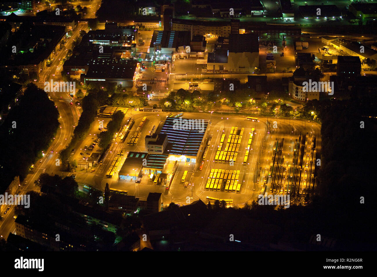 Vue aérienne, photo de nuit, l'EVAG dépôt de tramways, Essen, Ruhr, Rhénanie du Nord-Westphalie, Allemagne, Europe, Banque D'Images